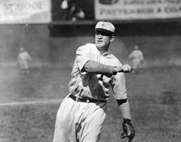 Grover Cleveland Alexander allows two hits in the 1st inning and none in the next eight innings, but the match-up with the Giants’ Rube Marquard ends in a 1 – 1 tie.