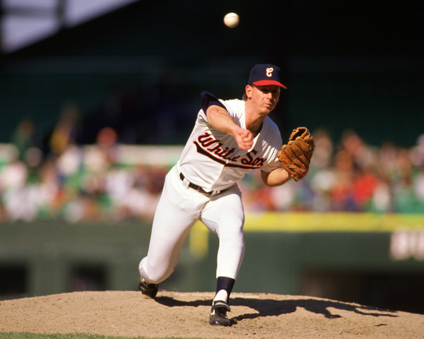 Bobby Thigpen of the Chicago White Sox sets a major league record by notching his 47th save of the year