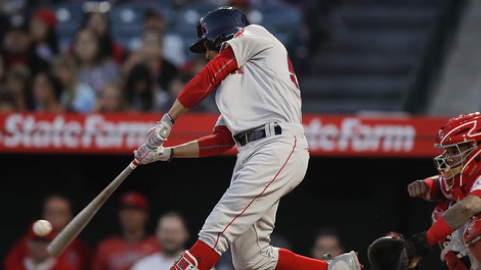  Mookie Betts of the Red Sox hits the first cycle in the majors this season, completing the feat with a solo homer in the 9th, but it's in vain as Toronto hands Boston a rare defeat, 8 - 5.