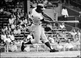 Hank Aaron becomes 3rd player to reach 500 Doubles and Homeruns