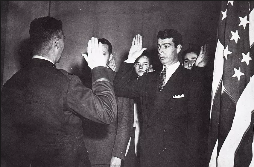 DiMaggio_enlisting_in_service_