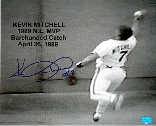 Kevin Mitchell makes a barehanded grab of ozzie smiths fly ball