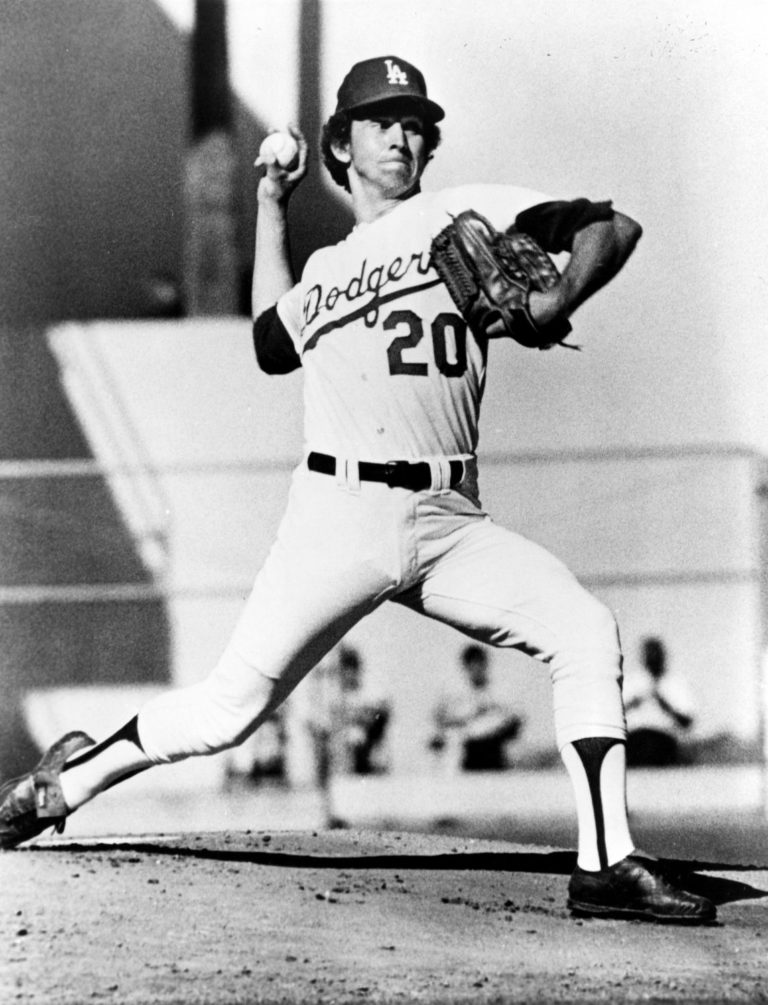 Don Sutton beats the Reds 3-1 on opening day