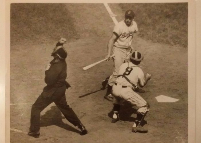 Gil Hodges called out with bases loaded