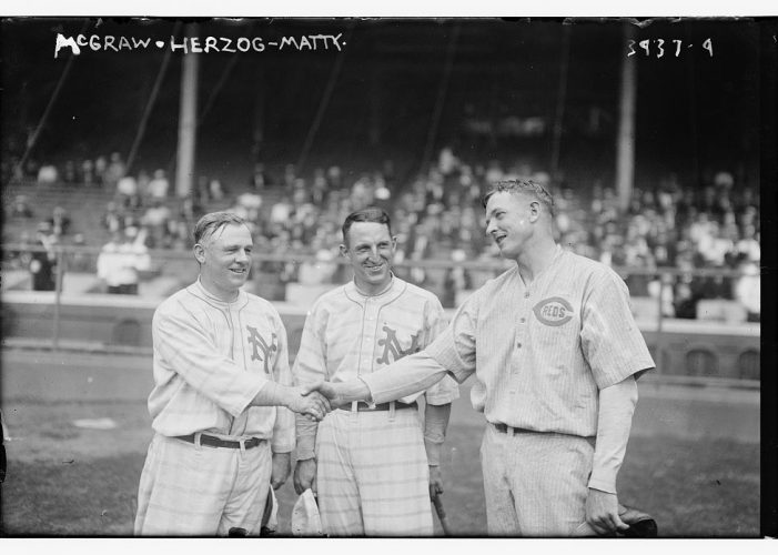 (John_McGraw_&_Buck_Herzog,_New_York_NL,_and_Christy_Mathewson,_Cincinnati_NL_(baseball))_LOC_14357317391